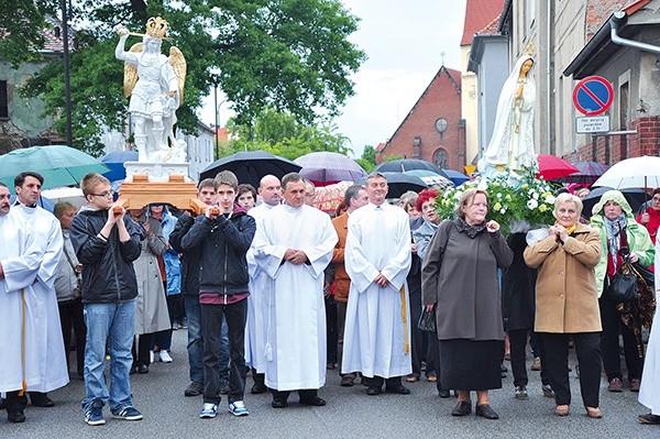 Procesja światła ze św. Michałem Archaniołem przeszła ulicami Kędzierzyna-Koźla