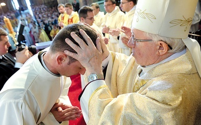 W geście nałożenia rąk uczestniczą, oprócz biskupa, wszyscy kapłani obecni na święceniach