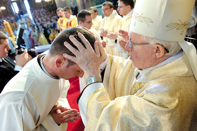 W geście nałożenia rąk uczestniczą, oprócz biskupa, wszyscy kapłani obecni na święceniach