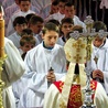 Biskup zawiesił każdemu na szyi symboliczny krzyż, będący znakiem sprawowanej funkcji