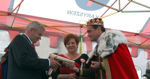 Akt nadania praw miejskich odbiera burmistrz Ireneusz Kumięga