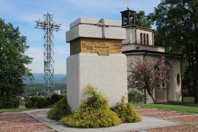 Obelisk stanął na szczycie wzgórza Kaplicówka dokładnie w tym midejscu, w którym św. Jan Paweł II sprawował Eucharystię