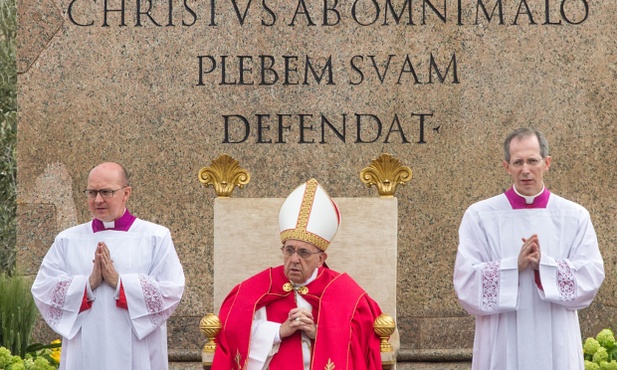 Papież wybierze spośród trzech wybranych