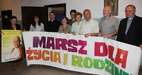 Organizatorzy pomyśleli o wszystkim: będzie woda dla spragnionych i ciasteczka dla dzieci, a także strawa dla ducha...