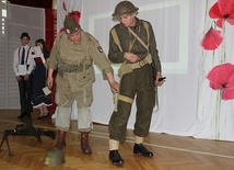 Rafał Bier (z lewej) prezentuje gimnazjalistom mundur aliantów z czasów II wojny światowej
