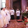 Przedstawiciele rodzin powitali bp. Piotra Gregera i pozostałych kapłanów
