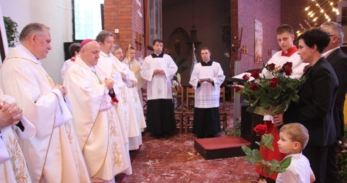 Przedstawiciele rodzin powitali bp. Piotra Gregera i pozostałych kapłanów