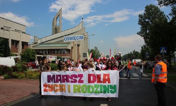Marsz wyruszył srzed kościoła ś. Maksymiliana. Wraz z rodzinami maszeruje bp Piotr Greger