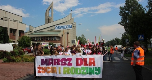 Marsz wyruszył srzed kościoła ś. Maksymiliana. Wraz z rodzinami maszeruje bp Piotr Greger