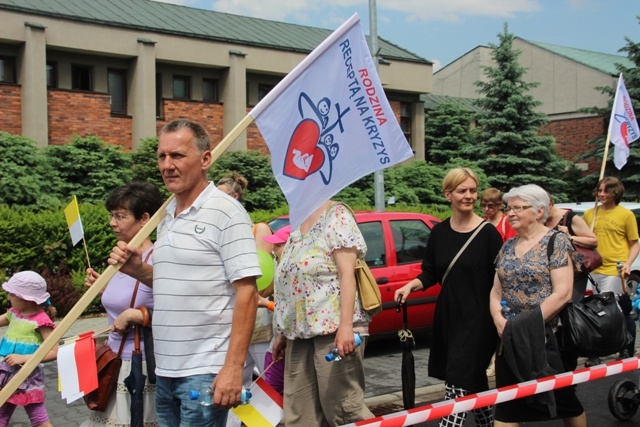 Przez Oświęcim szli dla życia i rodziny