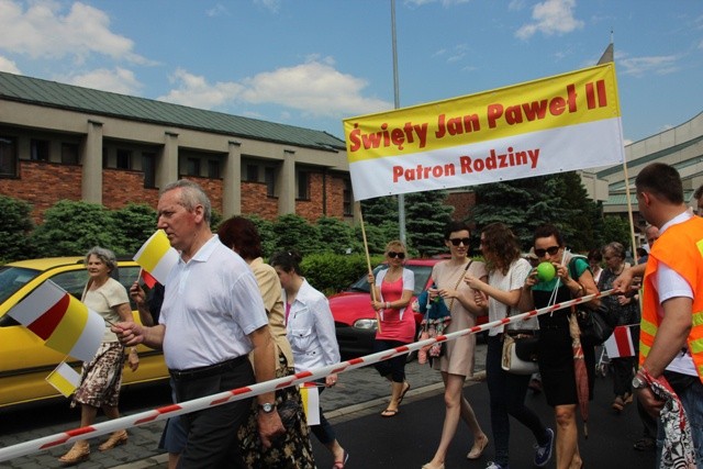 Przez Oświęcim szli dla życia i rodziny