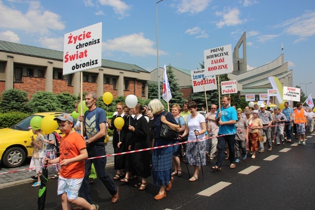 Przez Oświęcim szli dla życia i rodziny