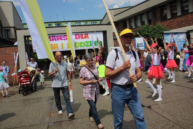 Przez Oświęcim szli dla życia i rodziny