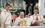 Nowo wyświęceni diakoni posługują przy Mszy św. sprawowanej przez bp. Alojzego Orszulika