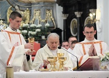 Nowo wyświęceni diakoni posługują przy Mszy św. sprawowanej przez bp. Alojzego Orszulika