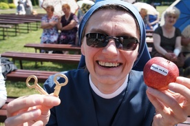 Żadna kobieta nie wyjechała z pielgrzymki z pustymi rękoma. Podarunkiem było jabłko z napisem "Maryja, nie Ewa" i klucz przypominający, że tylko miłość jest kluczem do każdych drzwi