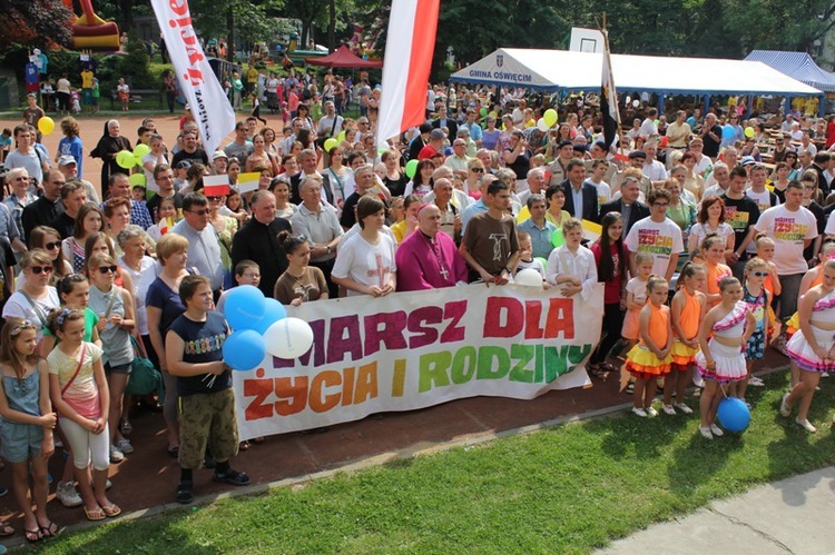 Uczestnicy marszu pro-life u salezjanów w Oświęcimiu