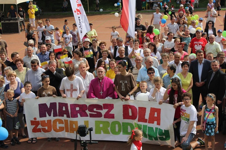 Uczestnicy marszu pro-life u salezjanów w Oświęcimiu