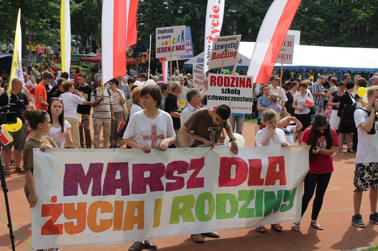 Uczestnicy marszu pro-life u salezjanów w Oświęcimiu