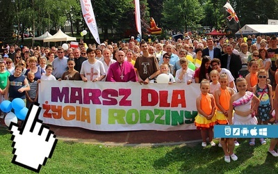 Pamiątkowe zdjęcie panoramiczne uczestników II Marszu dla Życia i Rodziny w Oświęcimiu