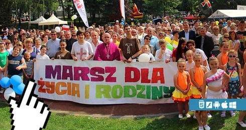 Pamiątkowe zdjęcie panoramiczne uczestników II Marszu dla Życia i Rodziny w Oświęcimiu