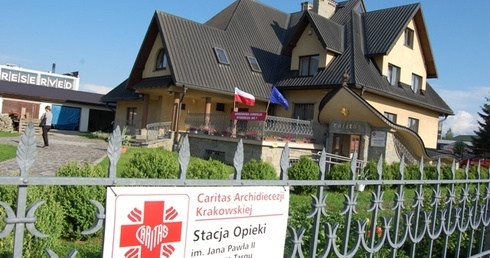 Głosowali przy kościele
