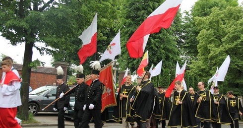 Pielgrzymi w drodze do Matki