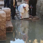Papież w ciszy modlił się nad Jordanem w Betanii, niedaleko Ammanu, w miejscu chrztu Chrystusa, zanurzając dłoń w wodzie