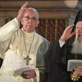 Papież Franciszek i patriarcha Bartłomiej I razem udzielają błogosławieństwa uczestnikom spotkania w bazylice Bożego Grobu w Jerozolimie z okazji 50. rocznicy spotkania w tym samym miejscu papieża Pawła VI i patriarchy Atenagorasa 