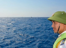 13 maja 2014. Morze Południowochińskie.  Straż przybrzeżna Wietnamu obserwuje chińskie statki w pobliżu Wysp Paracelskich