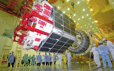Satelity systemu Glonass są wynoszone przez ogromne rakiety Proton. Na zdjęciu pozbawiony osłon termicznych szczyt Protona. Na pierwszym planie satelita Glonass