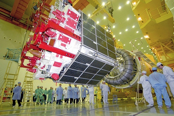 Satelity systemu Glonass są wynoszone przez ogromne rakiety Proton. Na zdjęciu pozbawiony osłon termicznych szczyt Protona. Na pierwszym planie satelita Glonass