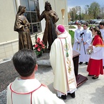 Bp Mateusz Ustrzycki dokonuje poświęcenia nowego ołtarza polowego