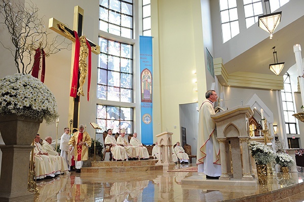  W prezbiterium stoi potężny oblacki krzyż 