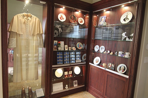 Sala z pamiątkami po św. Janie Pawle II przylega do kaplicy Wieczystej Adoracji 