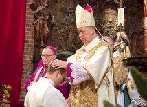 W czasie udzielania święceń biskup nakłada ręce na głowę kandydata  