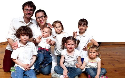  Wanda i Radosław Mokrzyccy mają dużą i szczęśliwą rodzinę. Wiele dzieci to jednak również wiele wydatków. Każde realne wsparcie państwa, samorządu lub innych instytucji jest nieocenioną pomocą