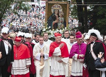  W drodze na wzgórze. W środku kard. Zenon Grocholewski