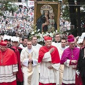  W drodze na wzgórze. W środku kard. Zenon Grocholewski