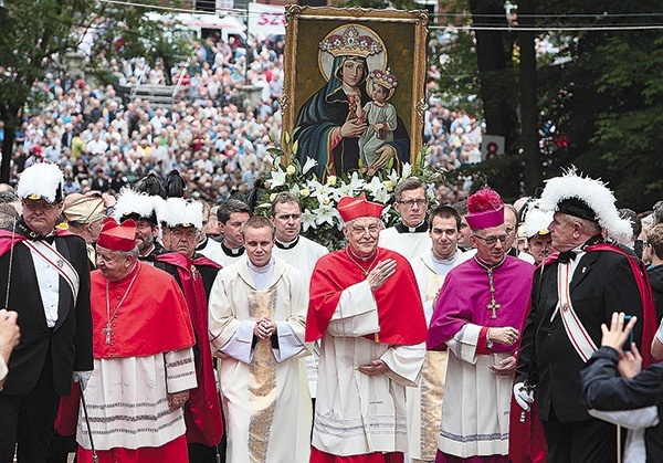  W drodze na wzgórze. W środku kard. Zenon Grocholewski