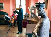   Figura świętego zdawała się uważnie słuchać koncertu barokowych utworów w tarnogórskim muzeum