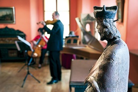   Figura świętego zdawała się uważnie słuchać koncertu barokowych utworów w tarnogórskim muzeum