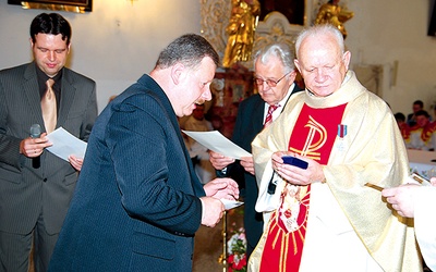  W 2009 r. burmistrz Bogusław Krasucki przekazał ks. Adamowi Wiśniewskiemu tytuł Honorowego Obywatela Środy Śląskiej, w której kapłan mieszka i pełni posługę kapelana Koła Związku Sybiraków 