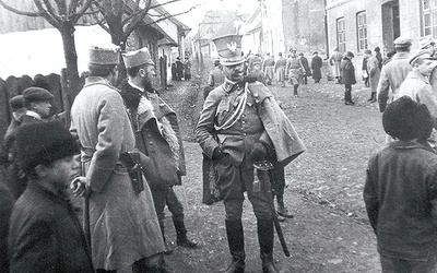  Legionowy fotograf uchwycił w 1915 r. w obiektywie postać stojącego na ulicy w Sławkowie dziarskiego ułana por. Mariusza Zaruskiego, założyciela Tatrzańskiego Ochotniczego Pogotowia Ratunkowego, późniejszego generała