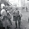  Legionowy fotograf uchwycił w 1915 r. w obiektywie postać stojącego na ulicy w Sławkowie dziarskiego ułana por. Mariusza Zaruskiego, założyciela Tatrzańskiego Ochotniczego Pogotowia Ratunkowego, późniejszego generała