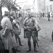 Legionowy fotograf uchwycił w 1915 r. w obiektywie postać stojącego na ulicy w Sławkowie dziarskiego ułana por. Mariusza Zaruskiego, założyciela Tatrzańskiego Ochotniczego Pogotowia Ratunkowego, późniejszego generała