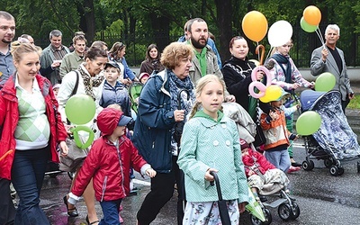  W ubiegłym roku nawet deszcz nie zniechęcił rodzin do wzięcia udziału w marszu