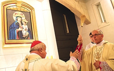  Metropolici krakowski i katowicki święcą kaplicę w papieskim sanktuarium
