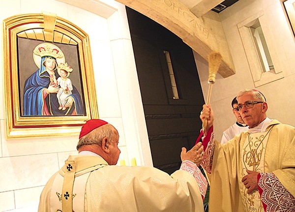  Metropolici krakowski i katowicki święcą kaplicę w papieskim sanktuarium