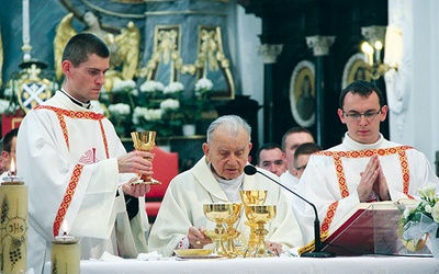 Dk. Łukasz Gawrzydek (po lewej) i dk. Tomasz Stępniak posługują przy Mszy św. sprawowanej przez bp. Alojzego Orszulika